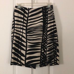 Limited fitted skirt